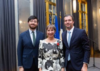 France Honors  Shanny Peer